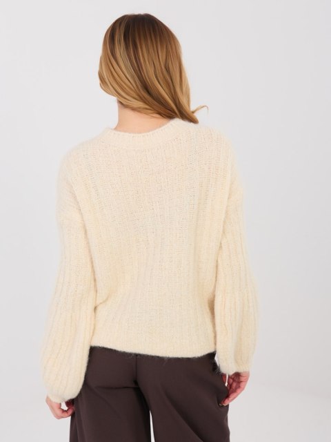 Miękki jasnobeżowy sweter damski z prążkowanej dzianiny