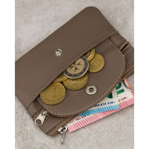 Ciemnobeżowe etui na klucze ze skóry naturalnej z zewnętrzną kieszenią na zatrzask