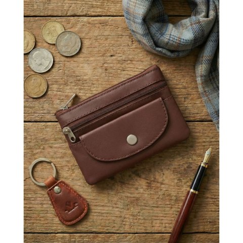 Ciemnobrązowe etui na klucze ze skóry naturalnej z zewnętrzną kieszenią na zatrzask
