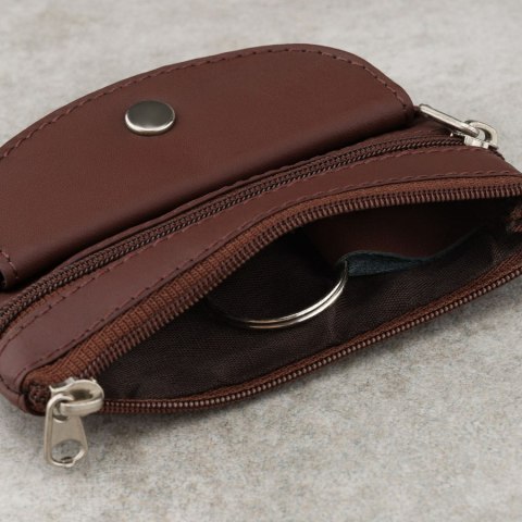 Ciemnobrązowe etui na klucze ze skóry naturalnej z zewnętrzną kieszenią na zatrzask