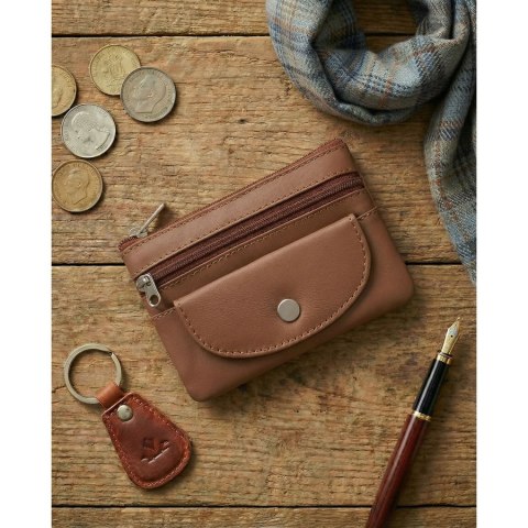 Etui na klucze w brązowym kolorze wykonane ze skóry naturalnej, zamykane suwakiem