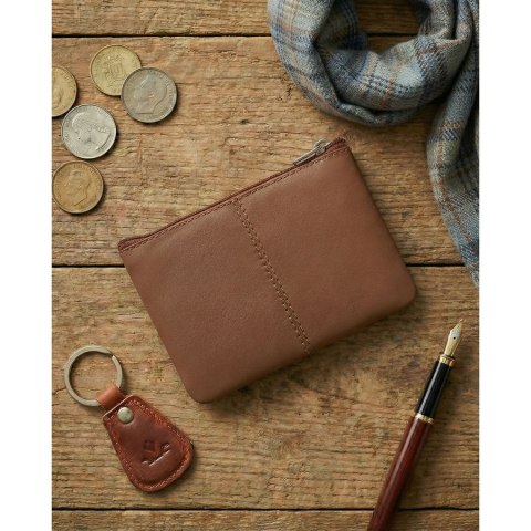 Etui na klucze w brązowym kolorze wykonane ze skóry naturalnej, zamykane suwakiem
