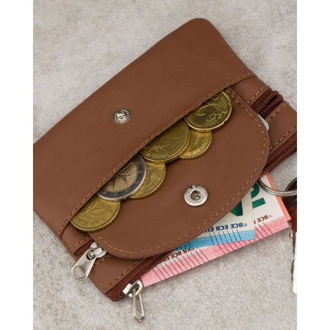 Etui na klucze w brązowym kolorze wykonane ze skóry naturalnej, zamykane suwakiem