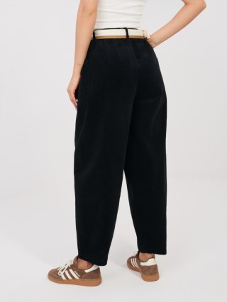 Czarne Spodnie Sztruksowe Damskie Carrot RUE PARIS z Paskiem