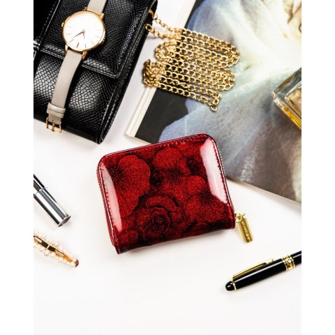 Elegancki portfel damski wykonany ze skóry ekologicznej w czerwonym kolorze ze wzorem w kwiaty - Rovicky