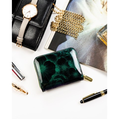 Elegancki portfel damski wykonany ze skóry ekologicznej w zielonym kolorze ze wzorem w kwiaty - Rovicky