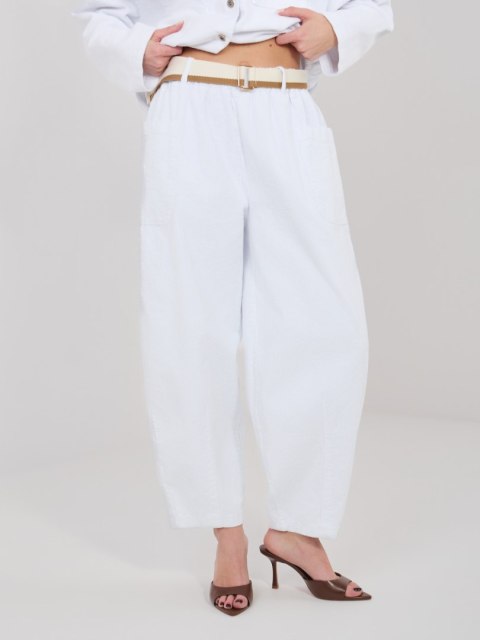 Białe Spodnie Sztruksowe Damskie Carrot RUE PARIS z Paskiem