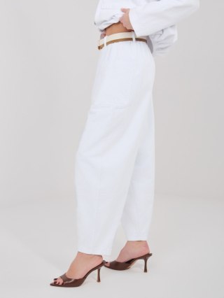 Białe Spodnie Sztruksowe Damskie Carrot RUE PARIS z Paskiem