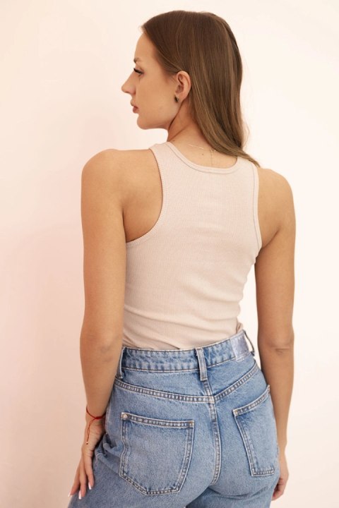 Bluzka damska beżowa bez rękawów z wycięciem i ozdobną klamrą