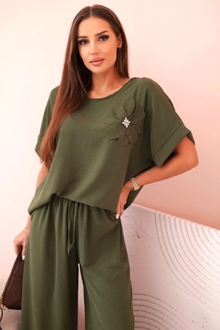 Komplet damski z wiskozy z kwiatem i szerokimi spodniami khaki Made in Italy