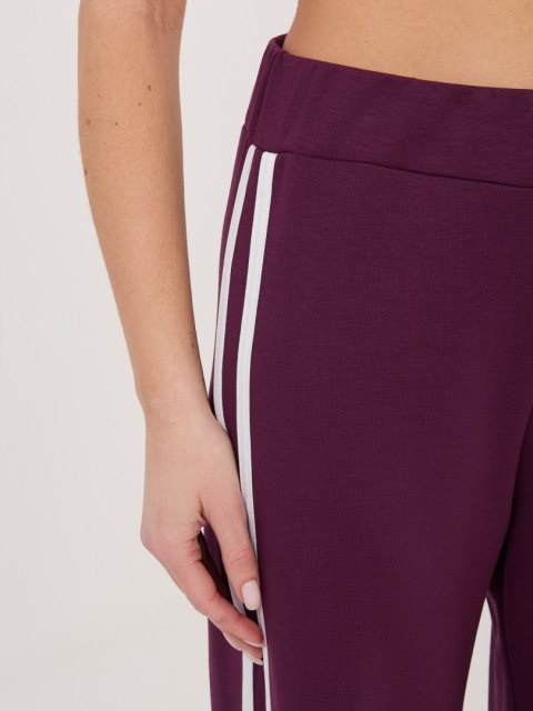 sportowe spodnie damskie śliwkowe z lampasami