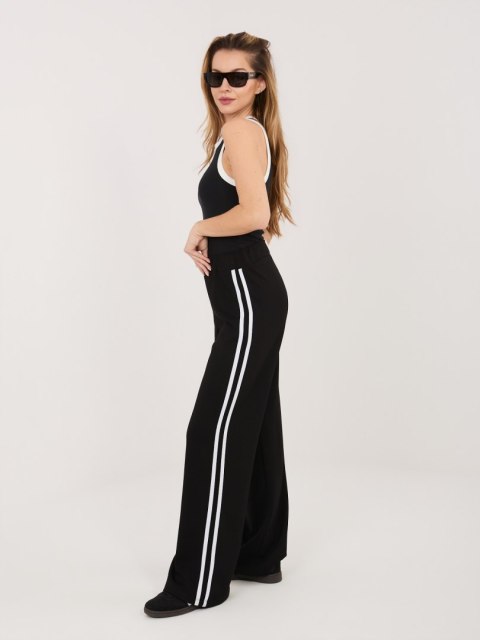 czarne spodnie sportowe damskie stylowy wieszak