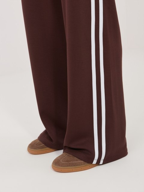 brązowe spodnie sportowe damskie stylowy wieszak