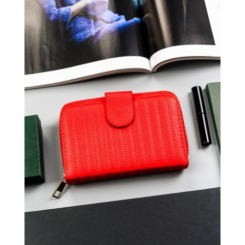 Czerwony portfel damski w typie piórnika wykonany ze skóry ekologicznej, zamykany na zatrzask i suwak - 4U Cavaldi