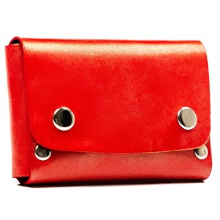 Czerwone, skórzane etui na karty zamykane na zatrzask