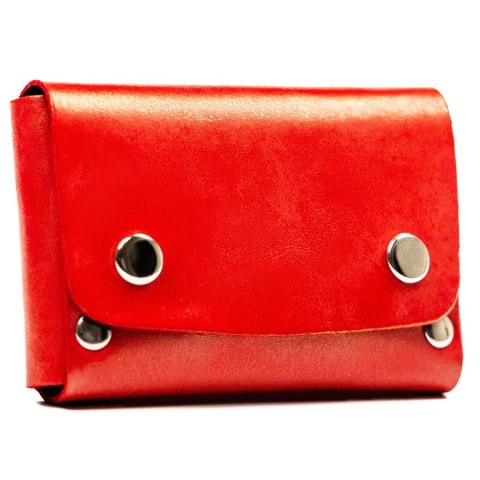 Czerwone, skórzane etui na karty zamykane na zatrzask