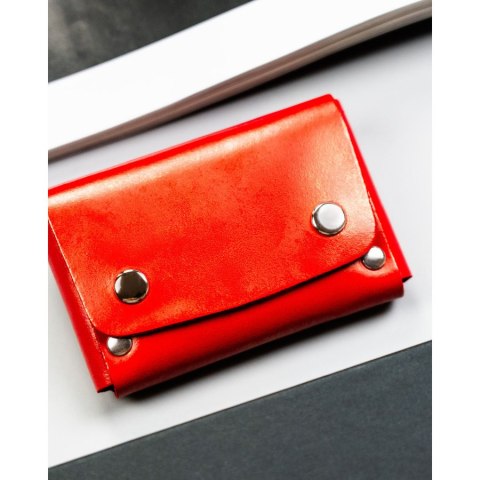 Czerwone, skórzane etui na karty zamykane na zatrzask