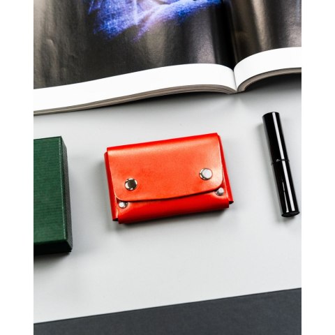 Czerwone, skórzane etui na karty zamykane na zatrzask