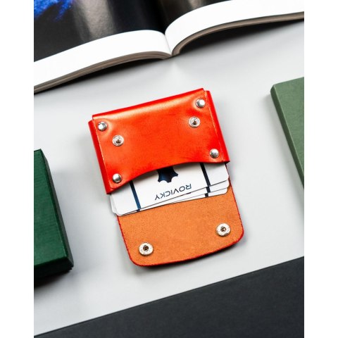 Czerwone, skórzane etui na karty zamykane na zatrzask