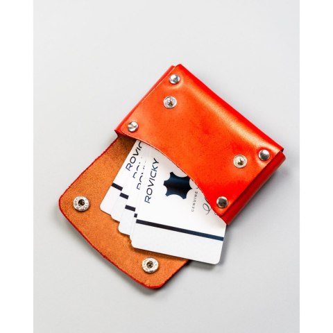 Czerwone, skórzane etui na karty zamykane na zatrzask