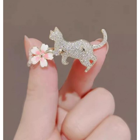 Broszka ozdobna emaliowana - kotek z kwiatkiem BZ211