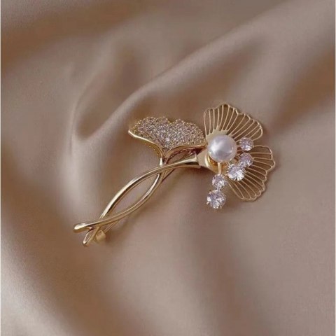 Broszka ozdobna - miłorząb z cyrkoniami i perłą BZ215