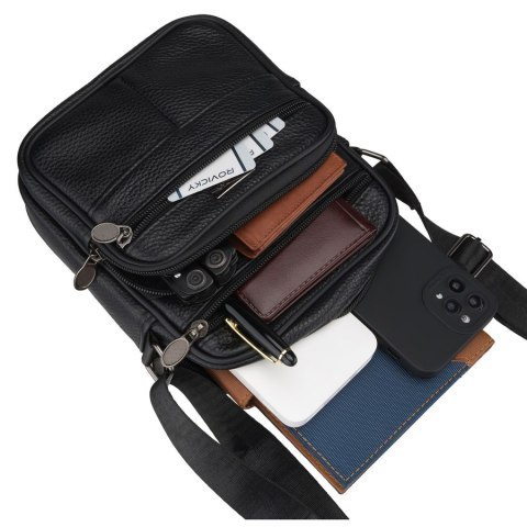 Listonoszka męska wykonana ze skóry naturalnej w czarnym kolorze, zamykana suwakiem - Rovicky