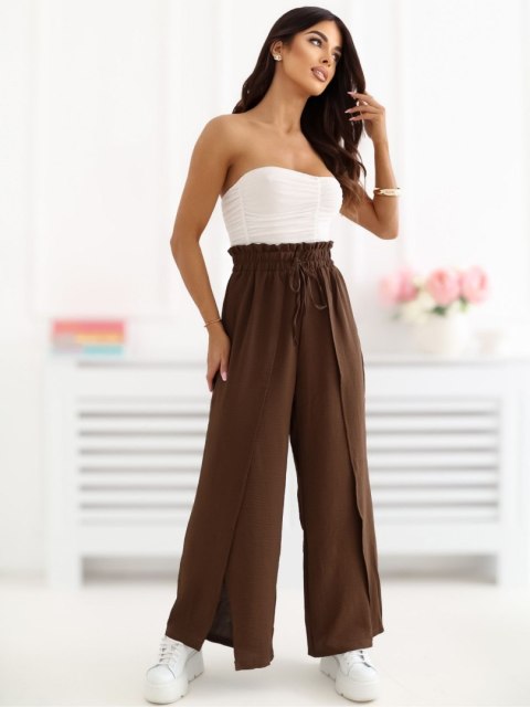 ciemnobrązowe spodnie damskie wide leg z wysokim stanem i rozcięciem na lato