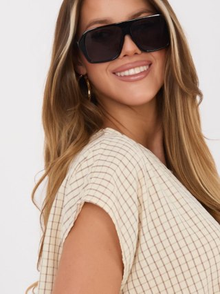 Beżowa bluzka damska oversize w kratkę z lyocellem i falbaną – Italy Moda