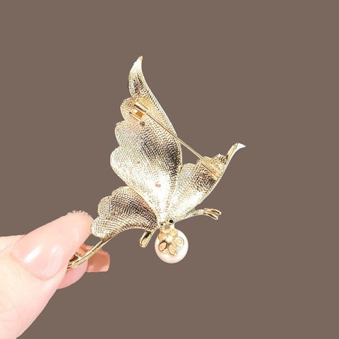 Broszka ozdobna - MOTYL z perłą, biała masa perłowa z cyrkoniami BZ227