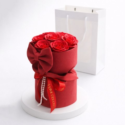 Czerwone róże mydlane w ozdobnym flower boxie BUK24CZE
