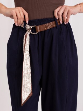 Granatowe spodnie damskie carrot 7/8 z wysokim stanem i paskiem ITALY MODA