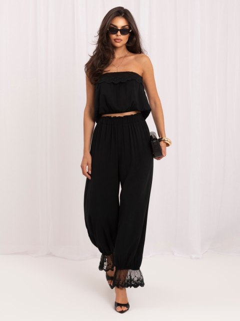 Stylowy czarny komplet damski z crop topem i luźnymi spodniami
