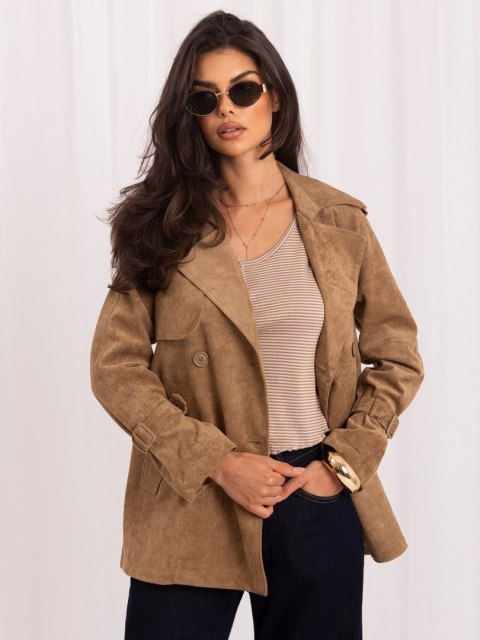 Krótki płaszcz damski camel z dwurzędowym zapięciem i eleganckim fasonem
