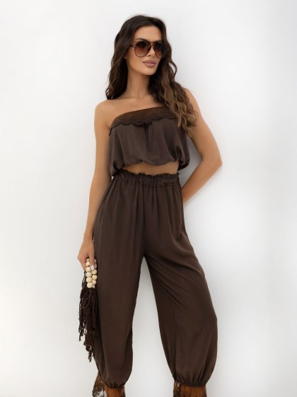 Czekoladowy komplet damski z wiskozy crop top i spodnie z koronką ITALY MODA