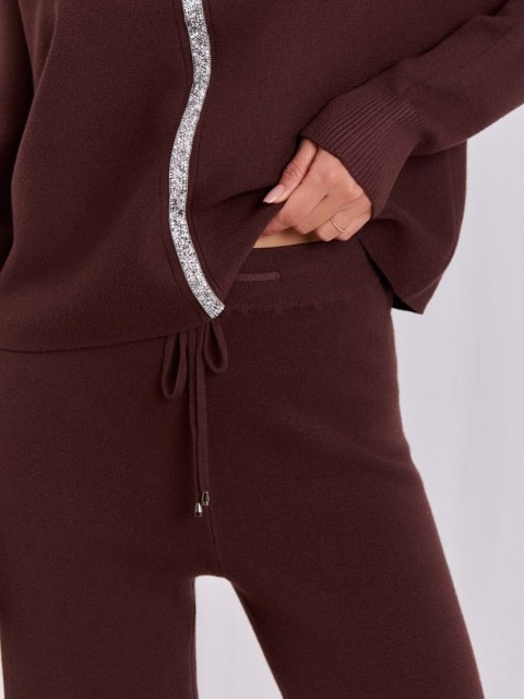 Brązowy komplet damski sweter z cyrkoniami i spodnie wide leg