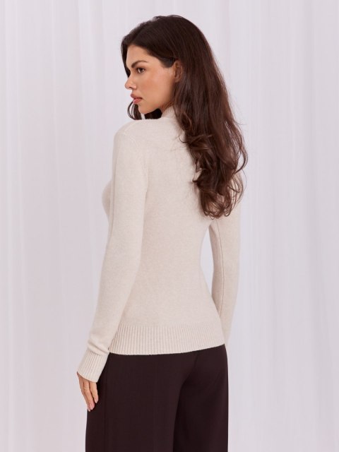 Elegancki beżowy sweter damski z ozdobnym zamkiem