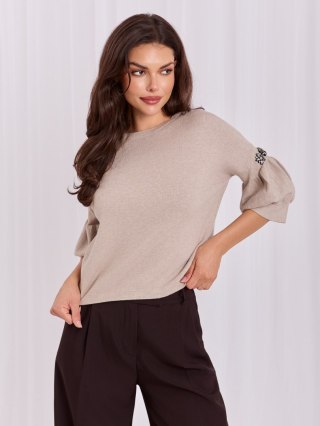 Beżowy elegancki sweter damski z bufiastymi rękawami 3/4 i cyrkoniami ITALY MODA