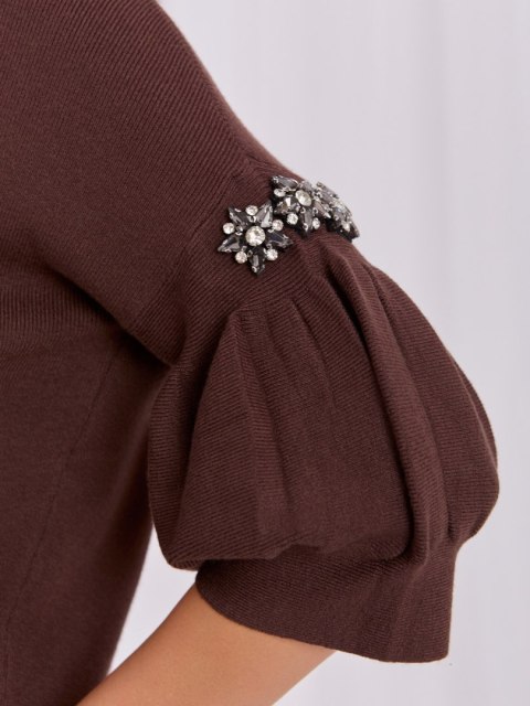 Brązowy sweter damski z biżuteryjną aplikacją na rękawach