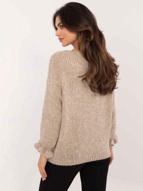Beżowy sweter oversize damski z miękkiej dzianiny