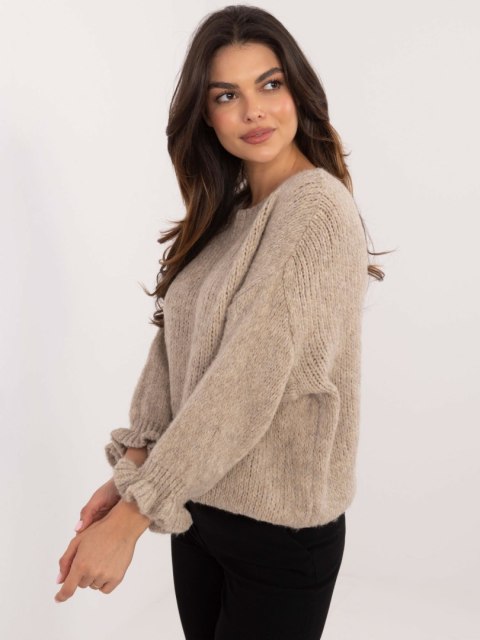 Elegancki beżowy sweter damski z falbankami przy mankietach