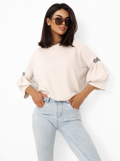 Jasnobeżowy elegancki sweter damski z bufiastymi rękawami 3/4 i cyrkoniami ITALY MODA