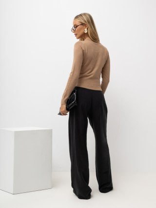 Camelowy elegancki sweter damski polo z ozdobnymi guzikami ITALY MODA