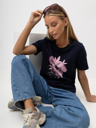 Granatowy t-shirt damski z kwiatowym nadrukiem z bawełny RUE PARIS