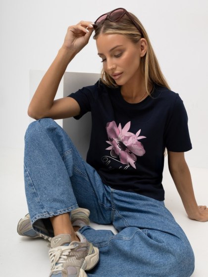 Granatowy t-shirt damski z kwiatowym nadrukiem z bawełny RUE PARIS
