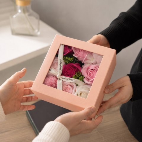 Bukiet zapachowych kwiatów mydlanych w ozdobnym pudełku, flower box BUK02R