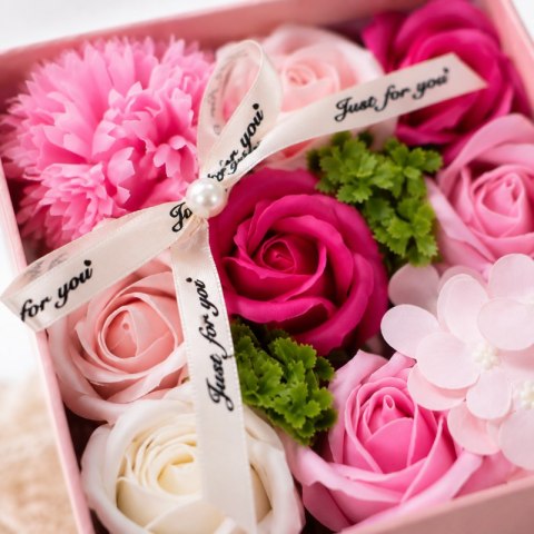 Bukiet zapachowych kwiatów mydlanych w ozdobnym pudełku, flower box BUK02R