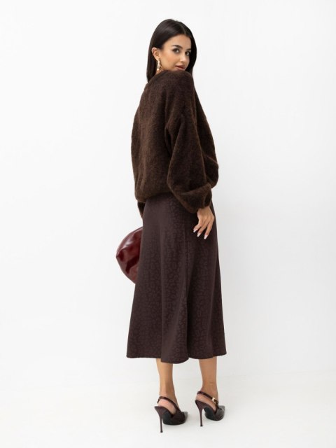 Brązowy sweter damski oversize z długimi szerokimi rękawami