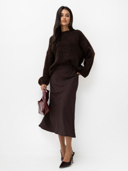 Czekoladowy sweter damski oversize z wełną i bufiastymi rękawami