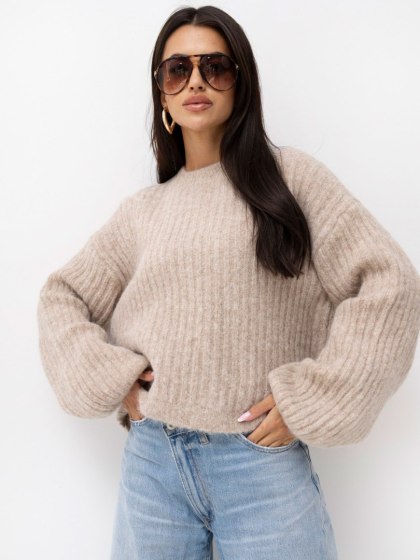 Beżowy prążkowany sweter damski oversize z wełną i bufiastymi rękawami SHEEP